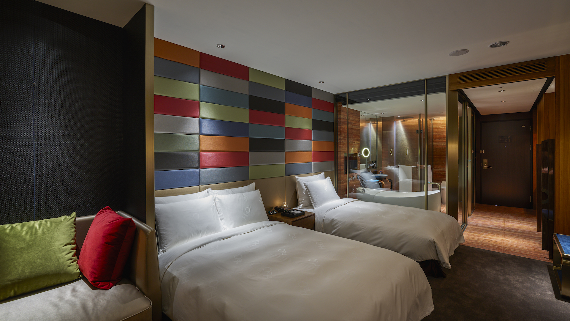 高雄 H2O Hotel 水京棧國際酒店值得住嗎？超狂下午茶、京棧會館菜色、透明泳池、房型、早餐牛排完整開箱
