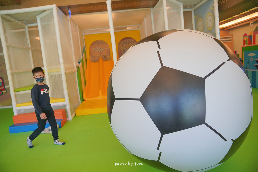 延伸閱讀：2026南投親子飯店【承萬尊爵渡假酒店】首團快閃優惠，百坪兒童賽車主題樂園,溫水星光SPA泳池,旁邊就是夜市!