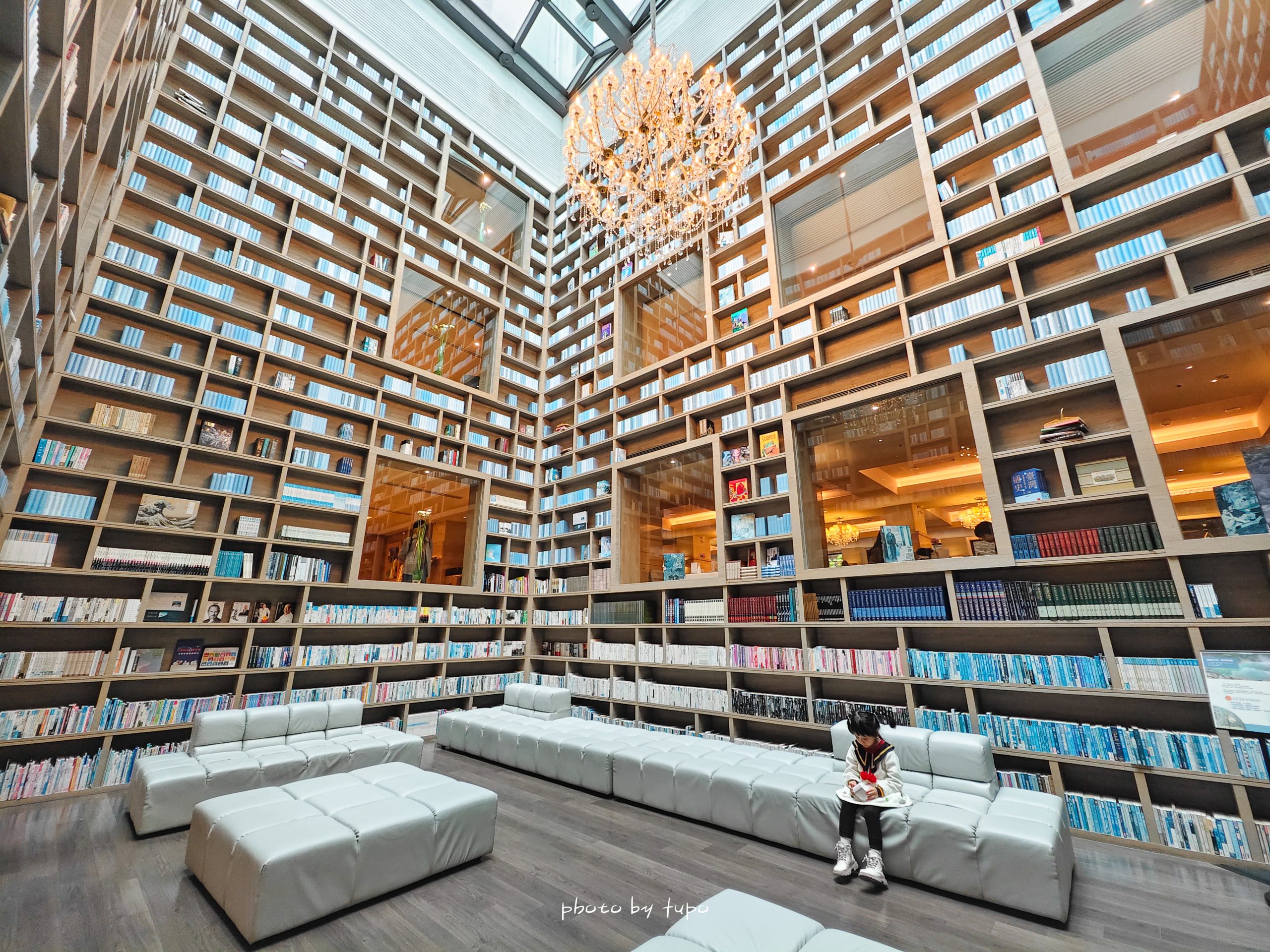 北投溫泉飯店推薦｜北投大地酒店快閃優惠，全台最美溫泉圖書館住宿，平日升等套房、贈1～2位兒童，指定月份平假日均一價 @小腹婆大世界