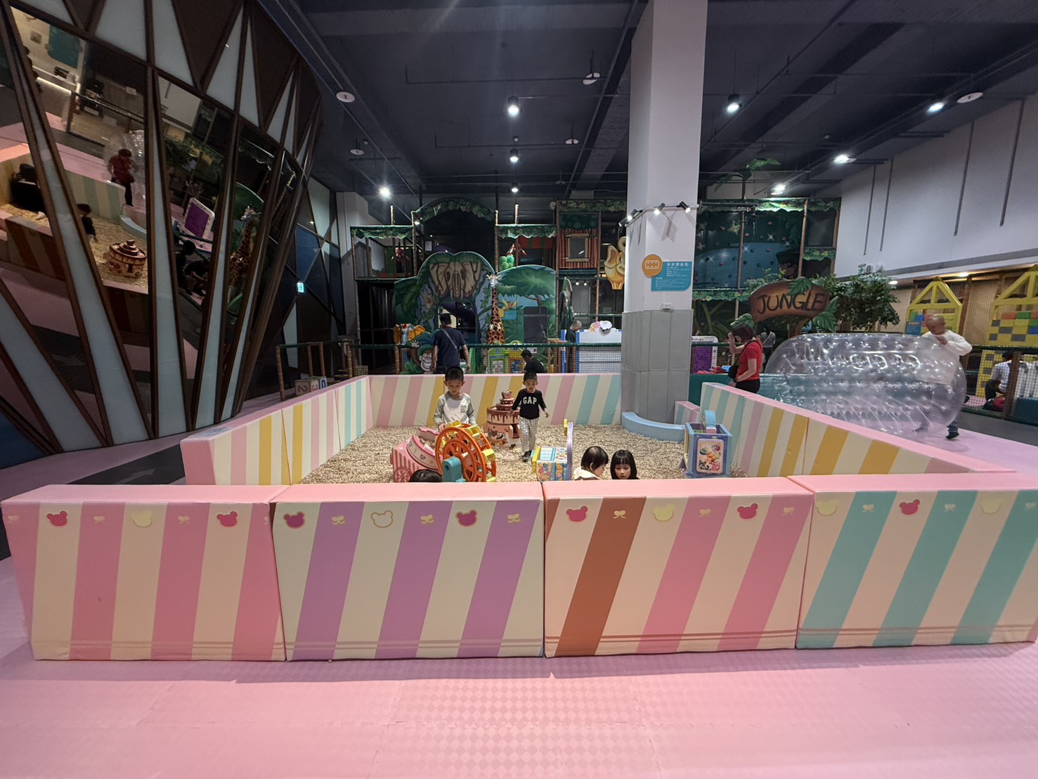 台南親子飯店團購「夏都城旅安平館」超狂2xxx就可以入住，暢遊200坪親子遊戲區、游泳池