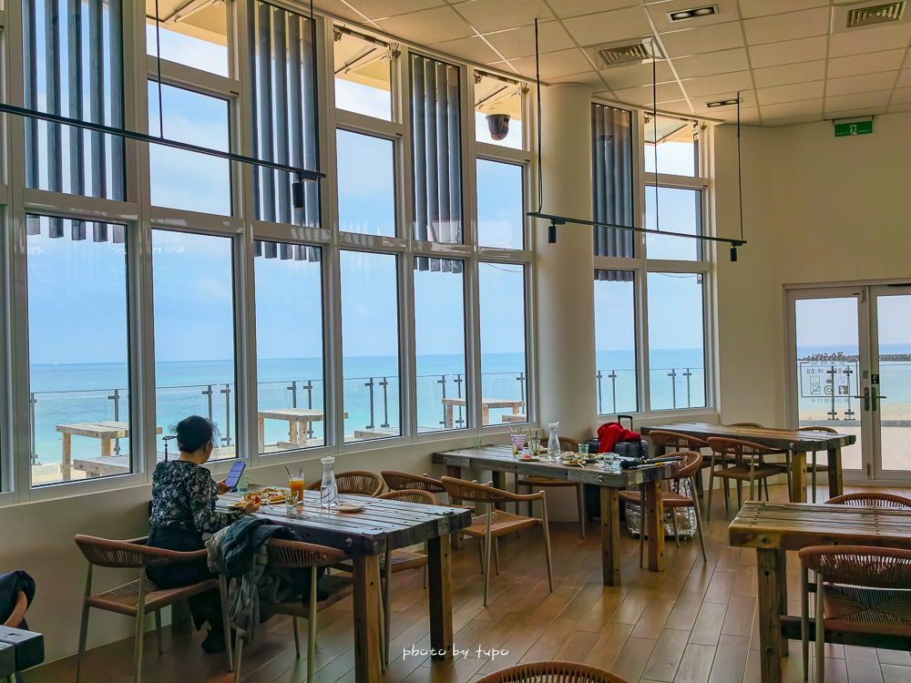 澎湖咖啡廳推薦｜笑ㄟ咖啡澎湖店，隘門沙灘海景第一排，空ㄟ農場最新場域、窯烤披薩必吃、菜單價位
