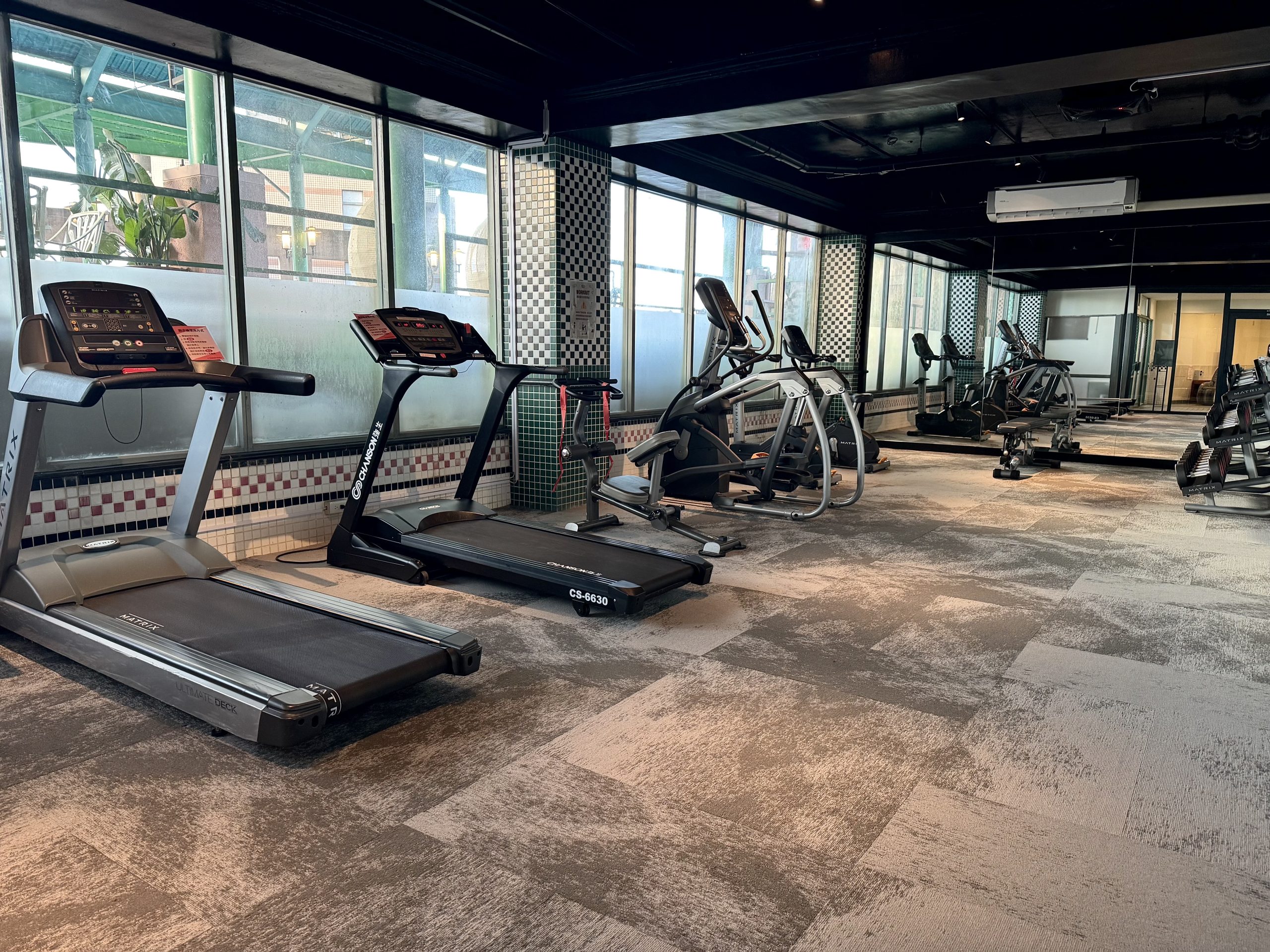 桃園親子飯店推薦｜石門水庫福華渡假飯店2026暑假首團！戶外景觀泳池＋400坪遊戲區，家庭房$3099起