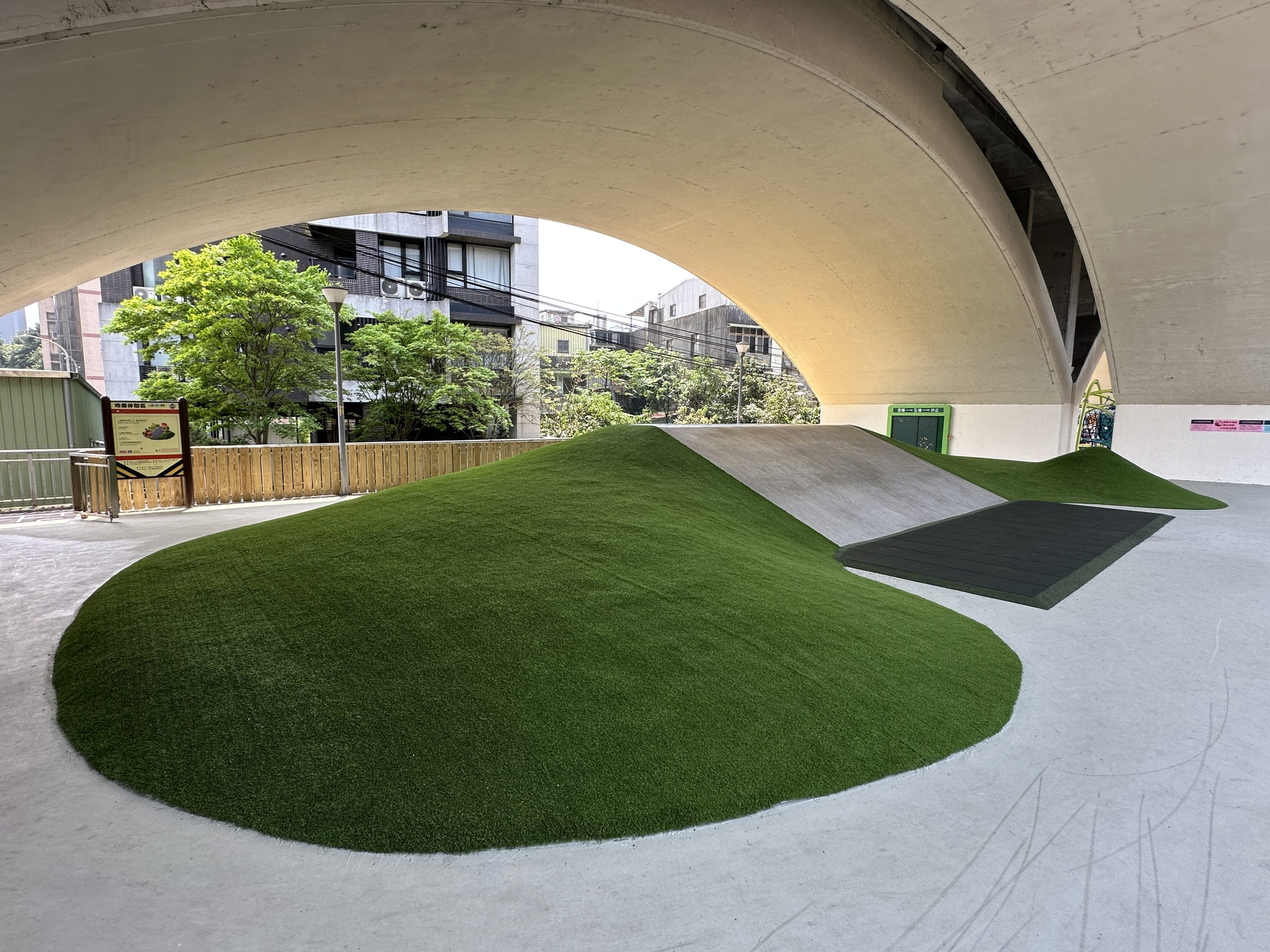 汐止雨天備案景點｜汐止長安橋下公園遊戲區開放！不怕下雨也不怕太陽，七大遊戲區一次玩 @小腹婆大世界