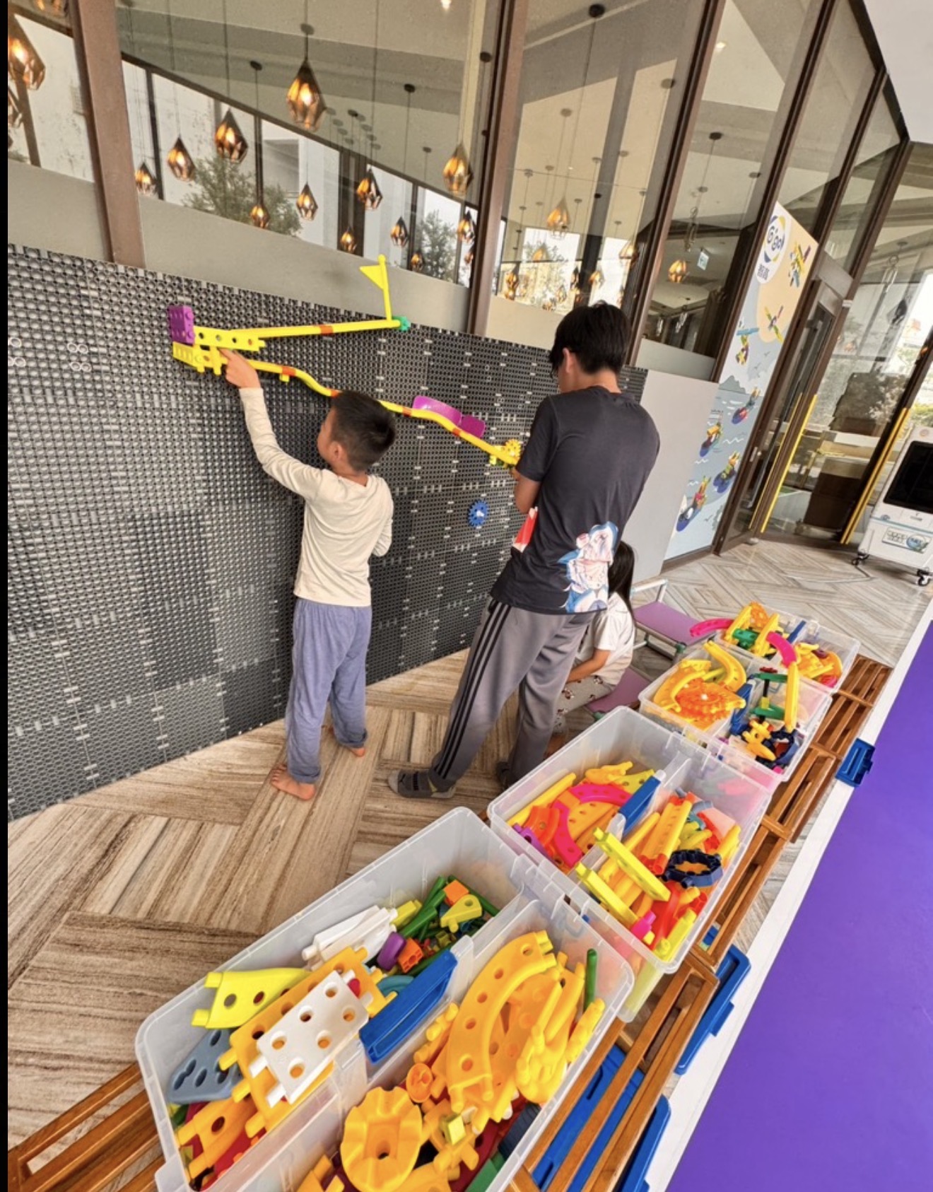 宜蘭親子飯店｜村却國際溫泉酒店，百萬夜景飯店、早午餐可以到12:30、親子遊戲室、房間就可以泡湯、星空酒吧浪漫一夏