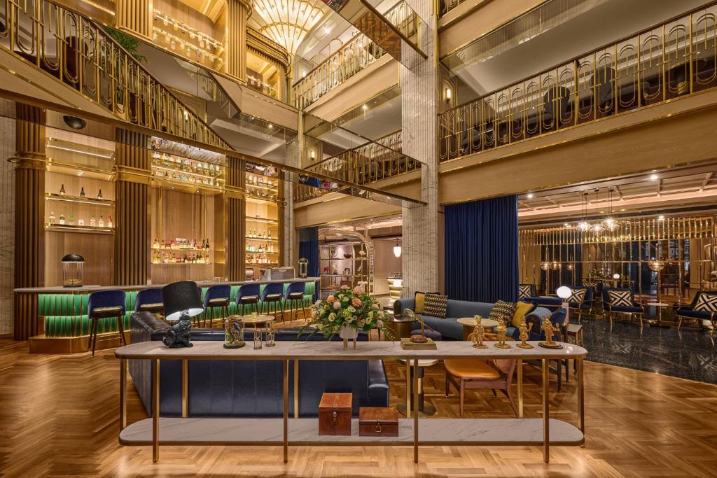 台中住宿推薦2026｜最強黑馬奢華飯店！OKU Hotel Taichung歐酷酒店，米其林指南推薦、三層樓高室內酒塔、冠軍調酒師酒吧，近台中車站 @小腹婆大世界
