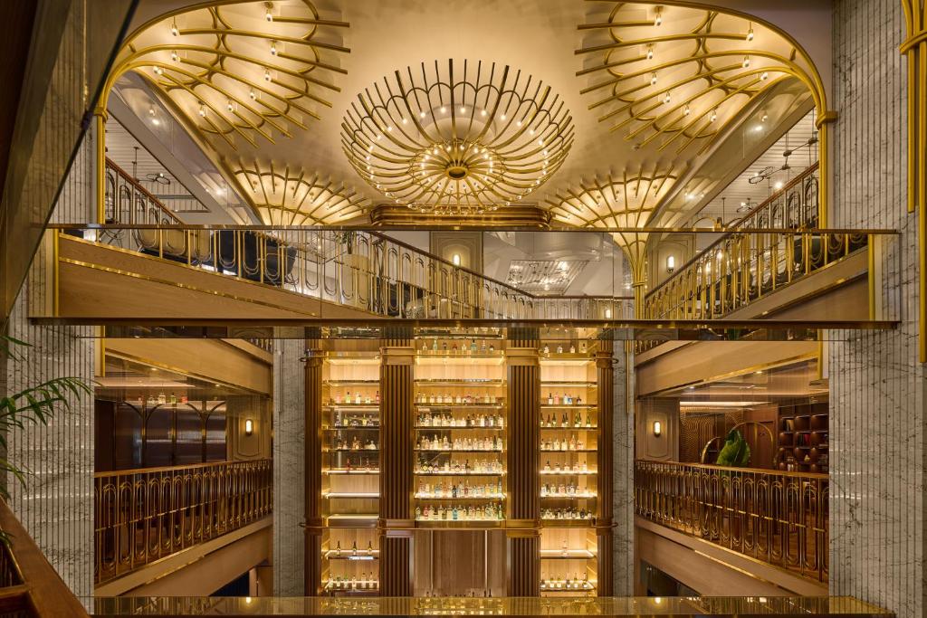 台中住宿推薦2026|最強黑馬奢華飯店!OKU Hotel Taichung歐酷酒店,米其林指南推薦、三層樓高室內酒塔、冠軍調酒師酒吧,近台中車站 台中住宿推薦2026|最強黑馬奢華飯店!OKU Hotel Taichung歐酷酒店,米其林指南推薦、三層樓高室內酒塔、冠軍調酒師酒吧,近台中車站