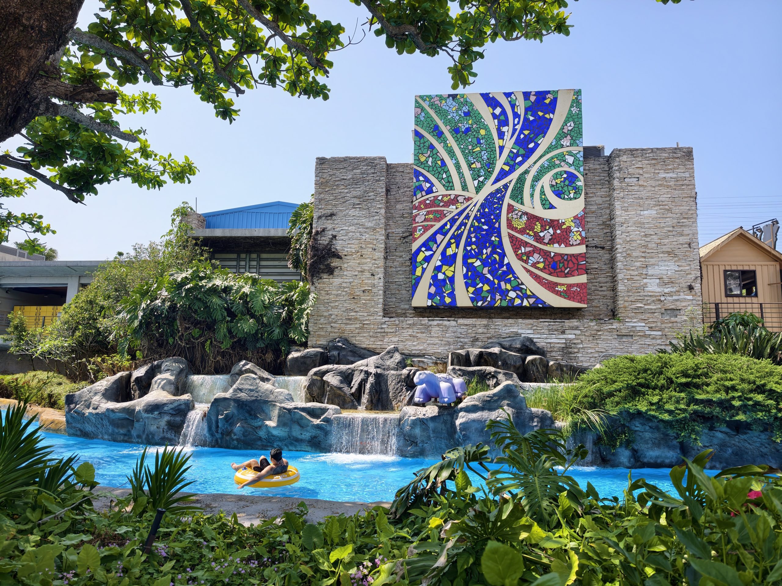 2026台中麗寶樂園住宿團購｜麗寶T11T12 Hotel賽車旅店．一泊二食+雙日樂園門票+馬拉灣，2大1小$6XXX起 @小腹婆大世界
