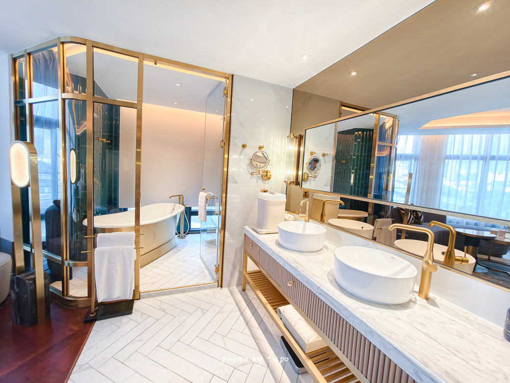 台中住宿推薦2026｜最強黑馬奢華飯店！OKU Hotel Taichung歐酷酒店，米其林指南推薦、三層樓高室內酒塔、冠軍調酒師酒吧，近台中車站