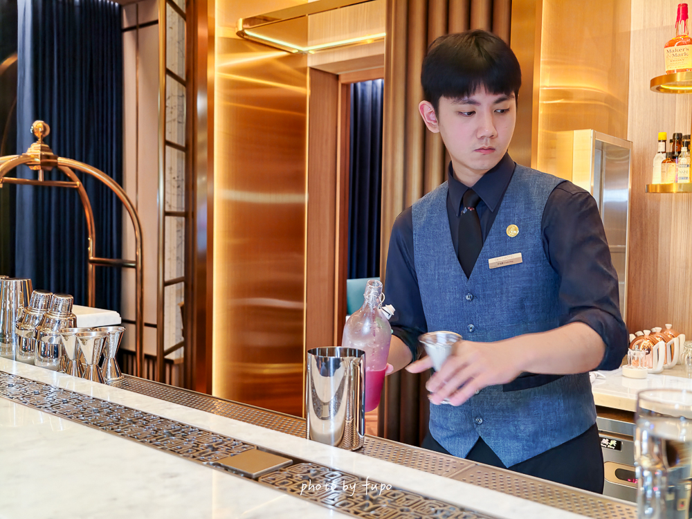 台中住宿推薦2026｜最強黑馬奢華飯店！OKU Hotel Taichung歐酷酒店，米其林指南推薦、三層樓高室內酒塔、冠軍調酒師酒吧，近台中車站