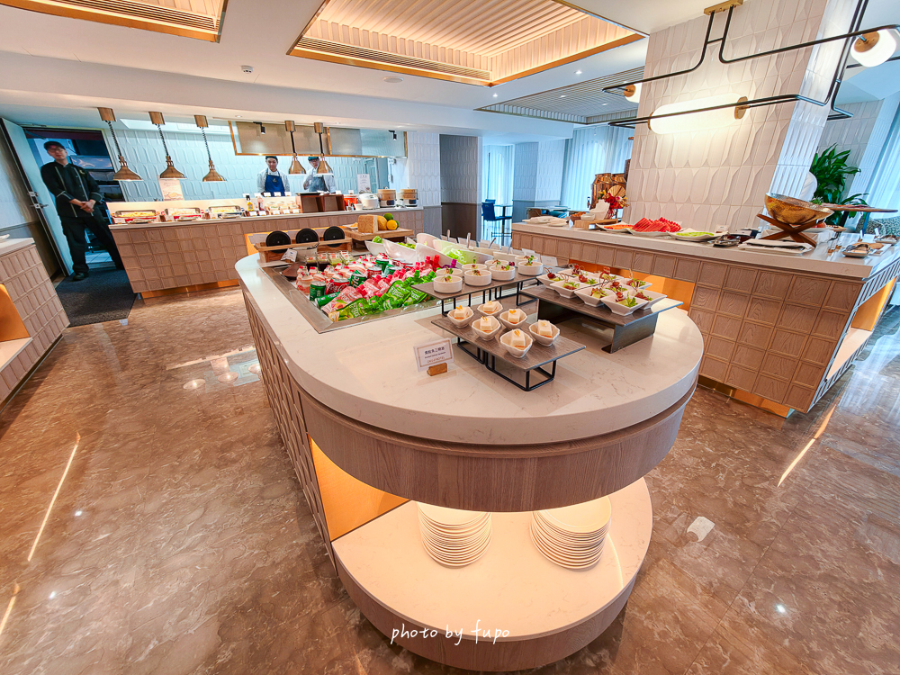 台中住宿推薦2026｜最強黑馬奢華飯店！OKU Hotel Taichung歐酷酒店，米其林指南推薦、三層樓高室內酒塔、冠軍調酒師酒吧，近台中車站