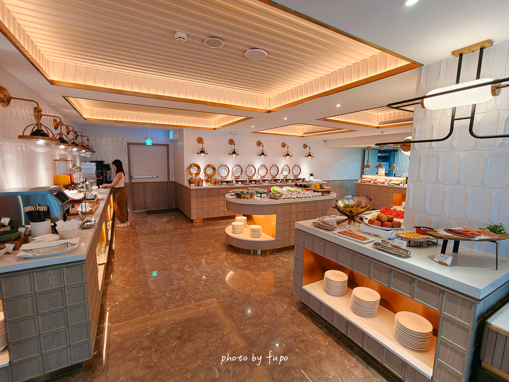 台中住宿推薦2026｜最強黑馬奢華飯店！OKU Hotel Taichung歐酷酒店，米其林指南推薦、三層樓高室內酒塔、冠軍調酒師酒吧，近台中車站