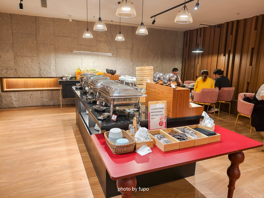台中住宿推薦2026｜悅樂旅店台中文心OLAH，超大交誼廳．20種宵夜泡麵吃到飽．近崇德文心捷運｜小腹婆團購優惠
