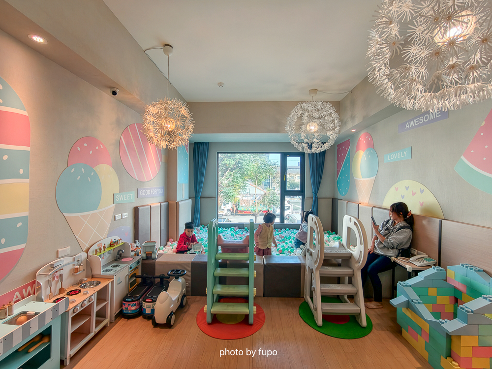 嘉義住宿推薦2026｜嘉義里亞行旅Liyaou Hotel，房間就是遊戲區．玩具租借回房．近嘉義火車站｜小腹婆團購優惠