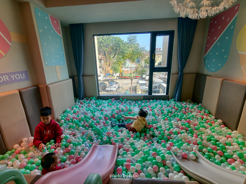 嘉義住宿推薦2026｜嘉義里亞行旅Liyaou Hotel，房間就是遊戲區．玩具租借回房．近嘉義火車站｜小腹婆團購優惠