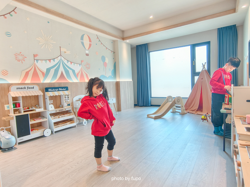 嘉義住宿推薦2026｜嘉義里亞行旅Liyaou Hotel，房間就是遊戲區．玩具租借回房．近嘉義火車站｜小腹婆團購優惠