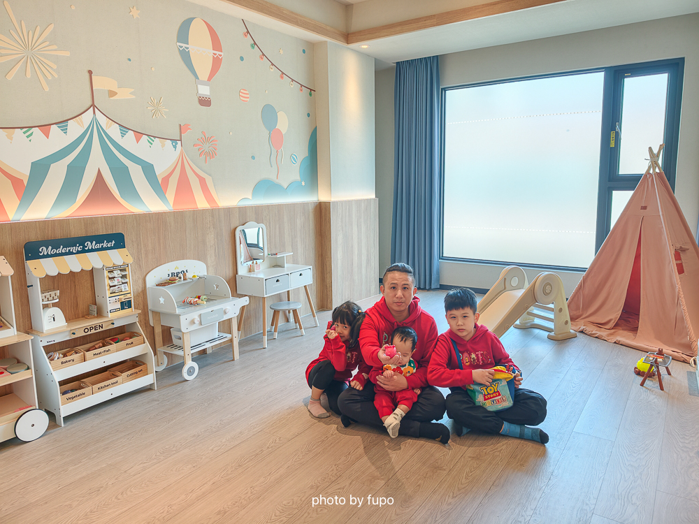 嘉義住宿推薦2026｜嘉義里亞行旅Liyaou Hotel，房間就是遊戲區．玩具租借回房．近嘉義火車站｜小腹婆團購優惠