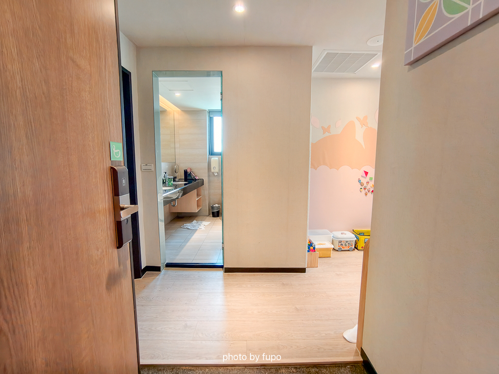 嘉義住宿推薦2026｜嘉義里亞行旅Liyaou Hotel，房間就是遊戲區．玩具租借回房．近嘉義火車站｜小腹婆團購優惠