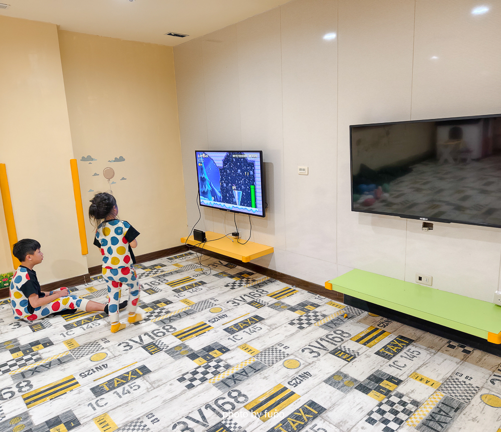 2026 台東池上住宿推薦｜日暉國際渡假村實住開箱，台東最大南洋風渡假村、Villa 房間開門就是獨享泳池、小腹婆團購優惠