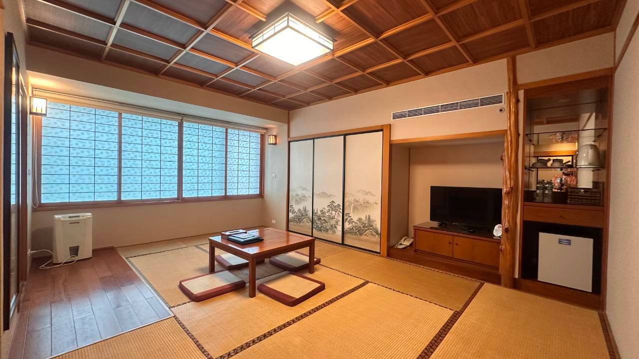 礁溪中冠礁溪大飯店｜礁溪超狂玩水飯店，飯店就有全宜蘭最強星河傳說水世界、五層樓 360 度滑水道，走路直達湯圍溝公園
