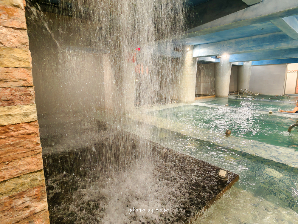 礁溪中冠礁溪大飯店｜礁溪超狂玩水飯店，飯店就有全宜蘭最強星河傳說水世界、五層樓 360 度滑水道，走路直達湯圍溝公園