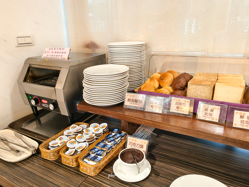 礁溪中冠礁溪大飯店｜礁溪超狂玩水飯店，飯店就有全宜蘭最強星河傳說水世界、五層樓 360 度滑水道，走路直達湯圍溝公園