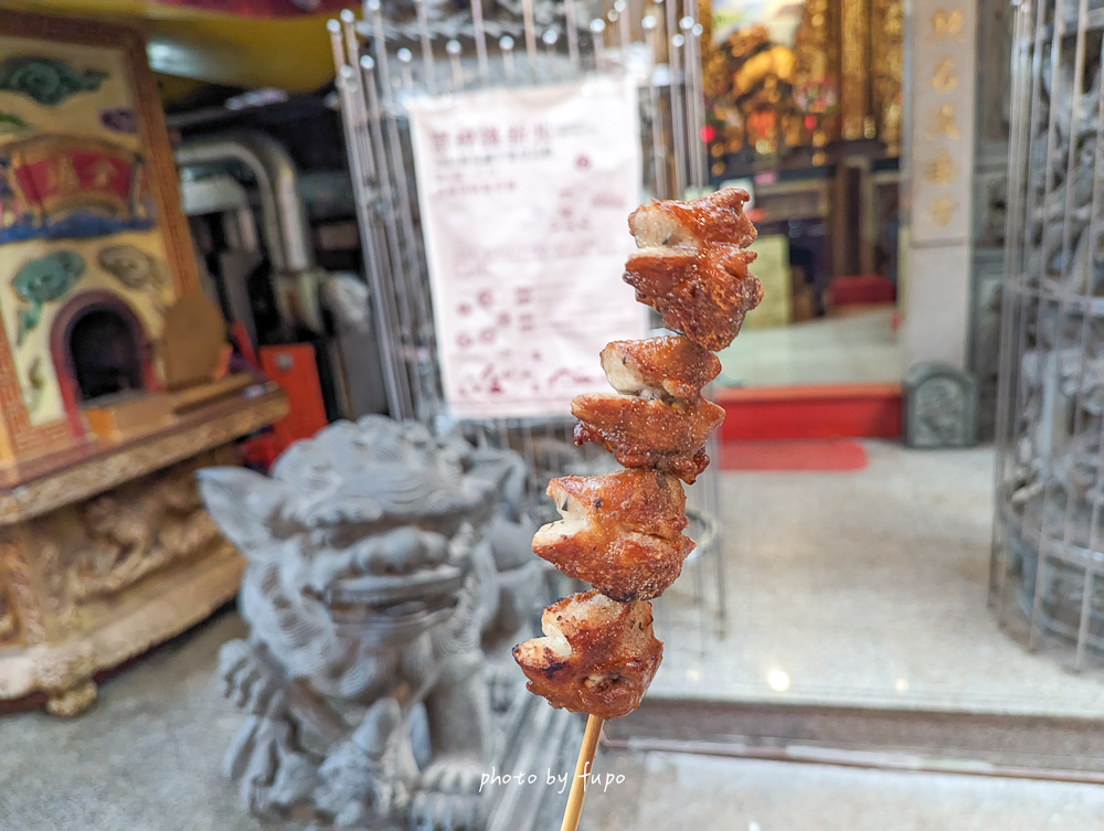 深坑老街必吃【芭樂嬌七里香】超巨的烤雞屁股一串 $40，外酥內嫩胡椒鹽香氣爆表，排隊 30 分鐘也甘願