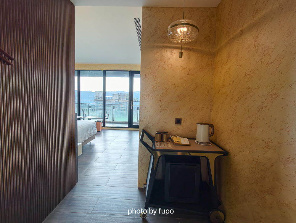 瑞芳住宿推薦2026｜芳印鐵旅Fun inn，最新鐵道主題飯店，房內看火車，走路就到瑞芳火車站，近九份金瓜石猴硐