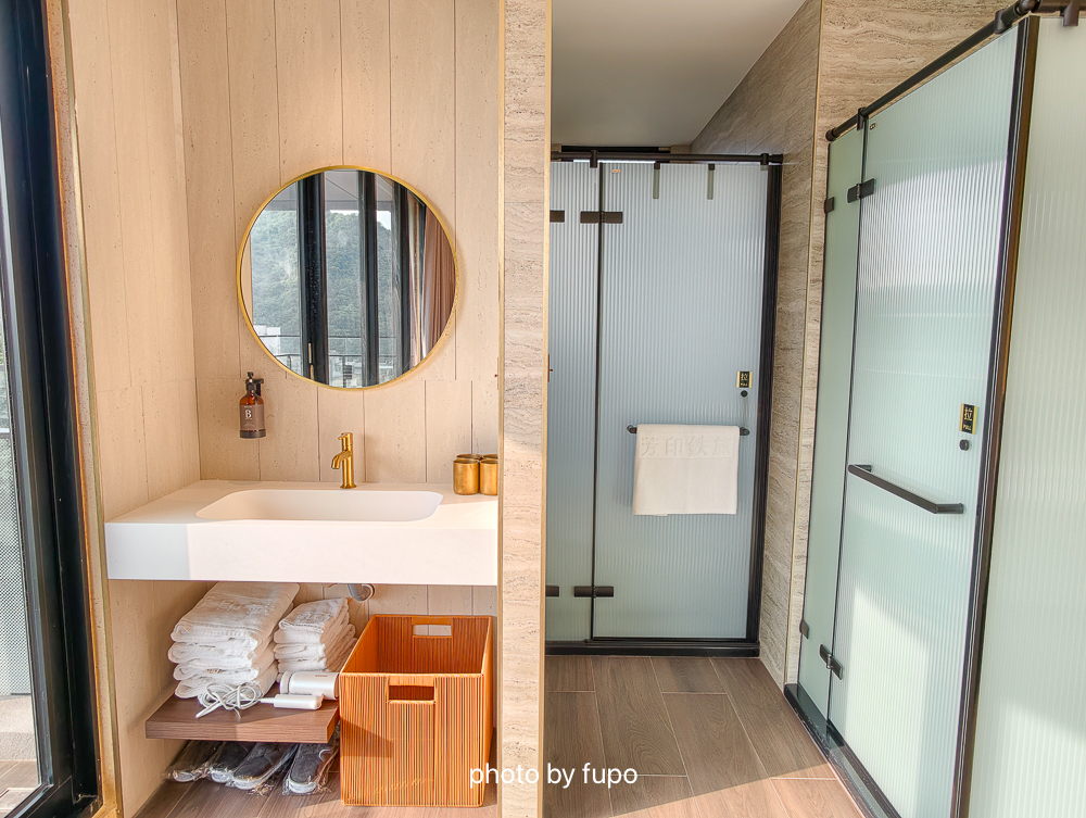 瑞芳住宿推薦2026｜芳印鐵旅Fun inn，最新鐵道主題飯店，房內看火車，走路就到瑞芳火車站，近九份金瓜石猴硐