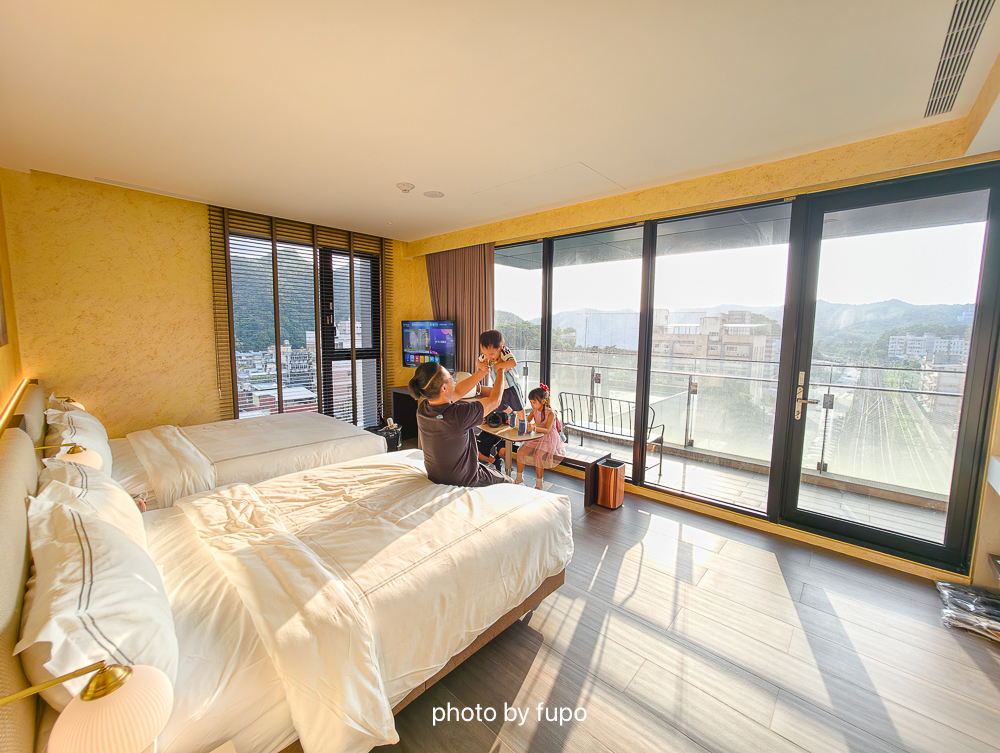 瑞芳住宿推薦2026｜芳印鐵旅Fun inn，最新鐵道主題飯店，房內看火車，走路就到瑞芳火車站，近九份金瓜石猴硐