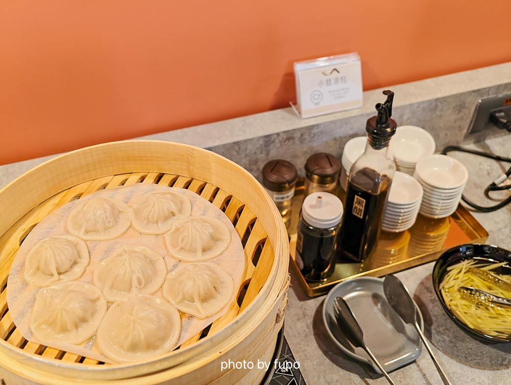 瑞芳住宿推薦2026｜芳印鐵旅Fun inn，最新鐵道主題飯店，房內看火車，走路就到瑞芳火車站，近九份金瓜石猴硐