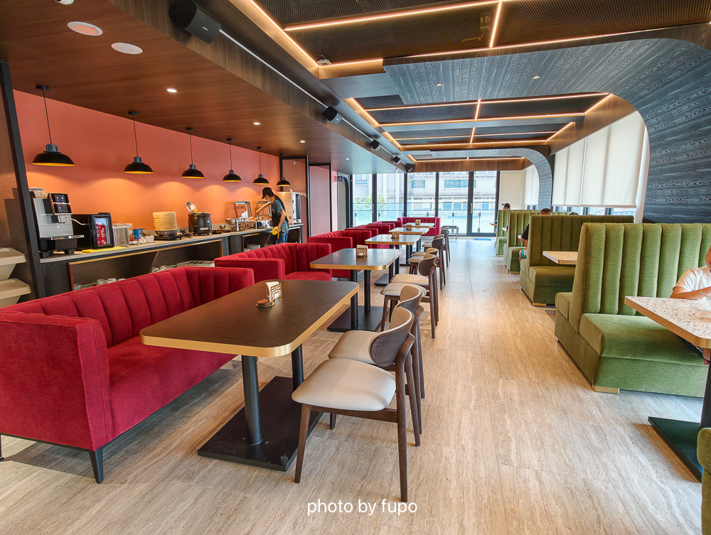 瑞芳住宿推薦2026｜芳印鐵旅Fun inn，最新鐵道主題飯店，房內看火車，走路就到瑞芳火車站，近九份金瓜石猴硐
