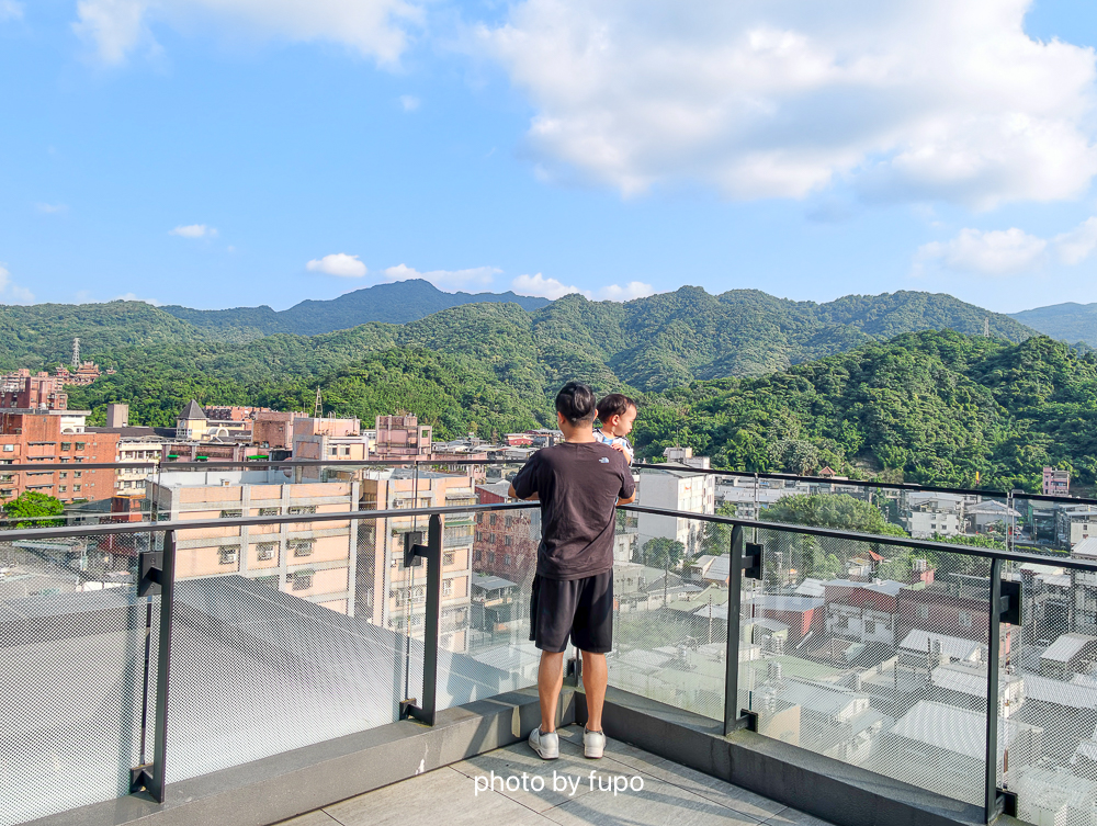 瑞芳住宿推薦2026｜芳印鐵旅Fun inn，最新鐵道主題飯店，房內看火車，走路就到瑞芳火車站，近九份金瓜石猴硐 @小腹婆大世界