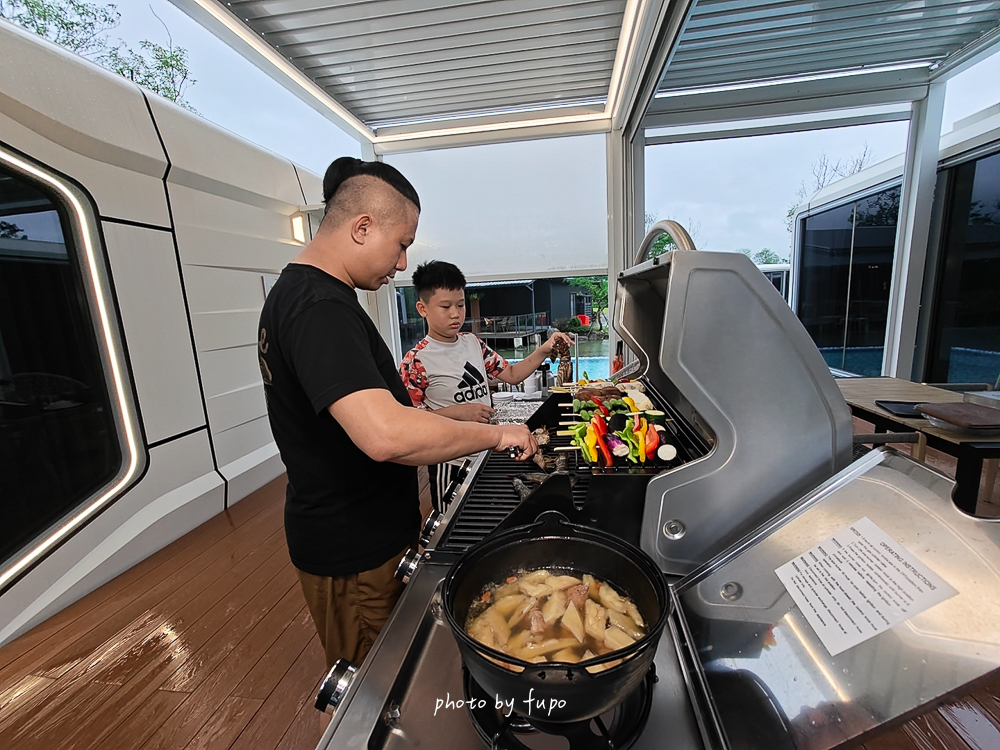2026宜蘭懶人露營推薦｜青青露營酒店開箱，宜蘭三星全新太空艙住宿，一泊二食龍蝦和牛、早餐吃到12:00