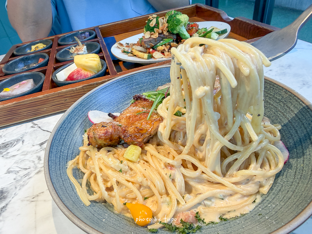 內湖不限時咖啡廳推薦｜布納咖啡館 BUNA CAF’E 內湖館，三總附近純白玻璃屋餐廳，餐點份量大、連男生都吃飽、寵物友善 @小腹婆大世界