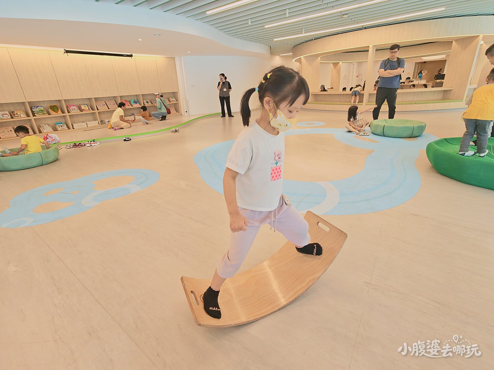 2026台中國美館兒童藝術基地好玩嗎?免門票、預約方式、場次時間,五大洞穴木頭車、塗鴉牆、繪本區一次玩