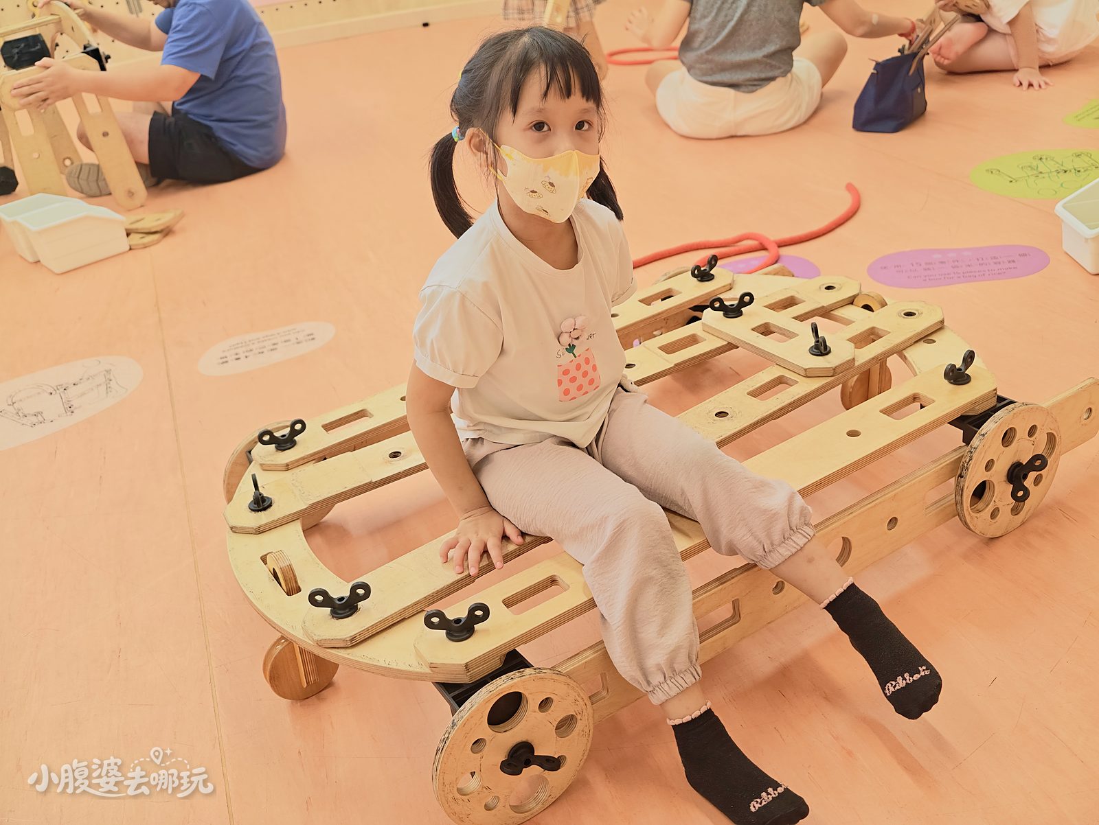 2026台中國美館兒童藝術基地好玩嗎?免門票、預約方式、場次時間,五大洞穴木頭車、塗鴉牆、繪本區一次玩