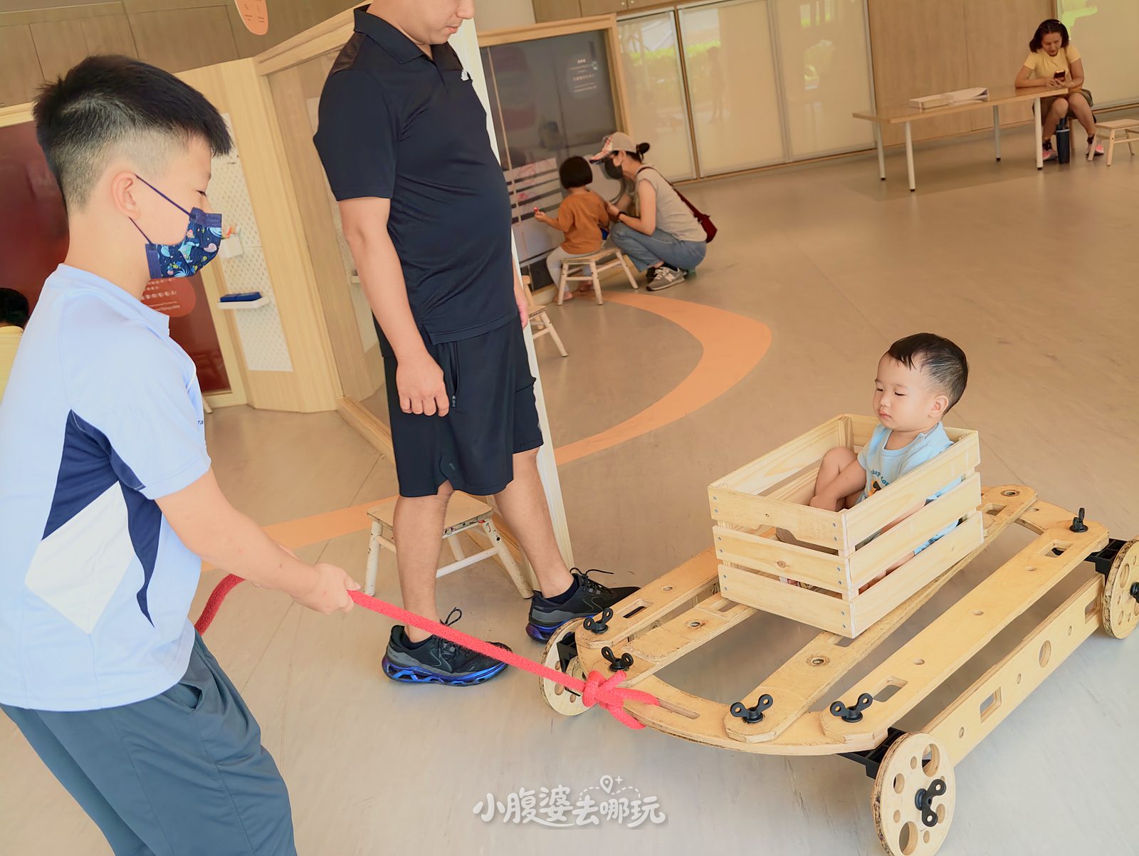2026台中國美館兒童藝術基地好玩嗎?免門票、預約方式、場次時間,五大洞穴木頭車、塗鴉牆、繪本區一次玩