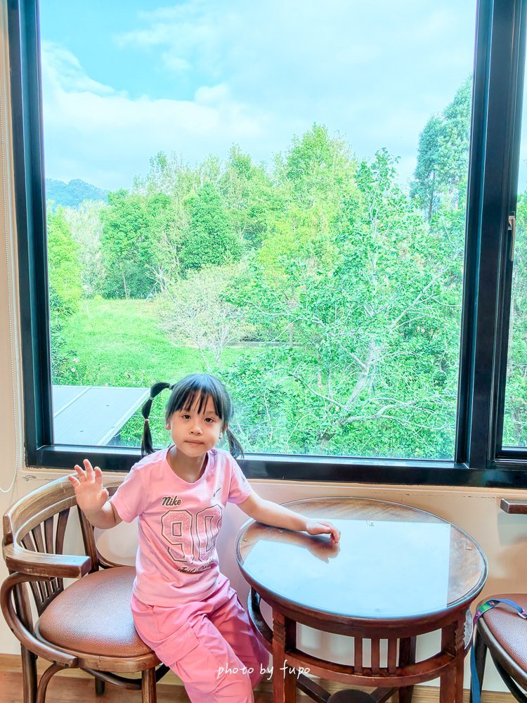 2026苗栗大湖住宿｜巧克力雲莊民宿二訪開箱！陽台就是整片草莓園，樓中樓家庭房、巧克力DIY新款、晚餐早餐、夜間點燈一次看