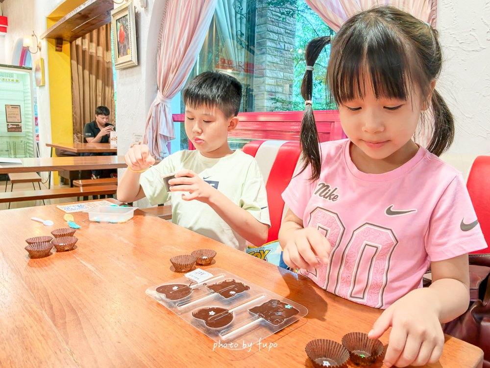 2026苗栗大湖住宿｜巧克力雲莊民宿二訪開箱！陽台就是整片草莓園，樓中樓家庭房、巧克力DIY新款、晚餐早餐、夜間點燈一次看