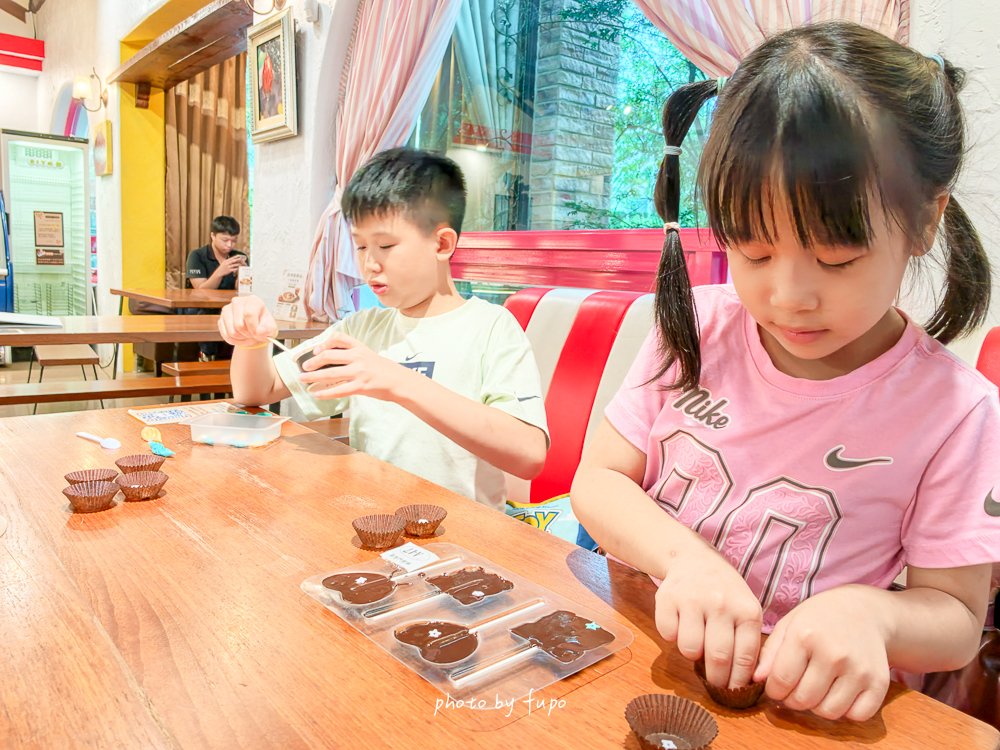 2026苗栗大湖住宿｜巧克力雲莊民宿二訪開箱！陽台就是整片草莓園，樓中樓家庭房、巧克力DIY新款、晚餐早餐、夜間點燈一次看