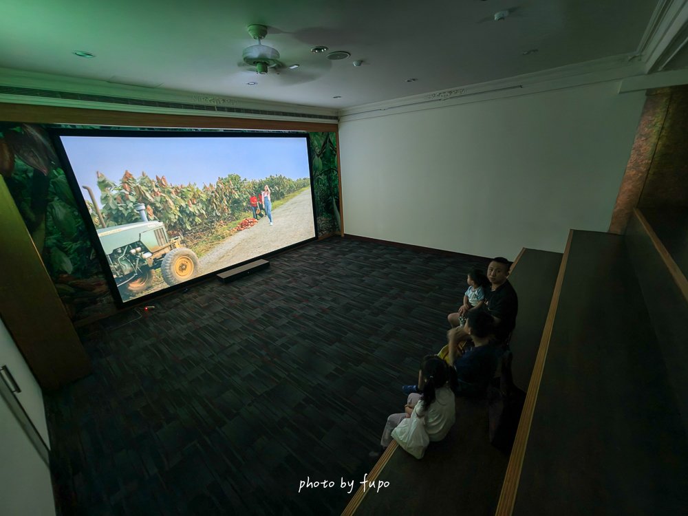 2026苗栗大湖住宿｜巧克力雲莊民宿二訪開箱！陽台就是整片草莓園，樓中樓家庭房、巧克力DIY新款、晚餐早餐、夜間點燈一次看