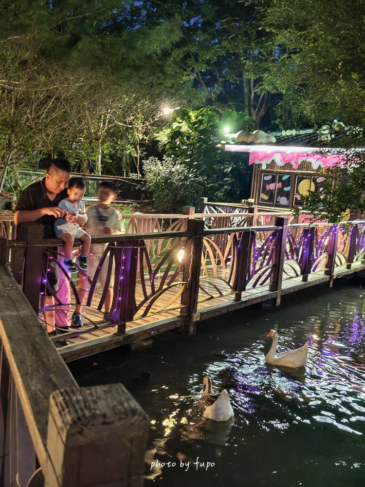 2026苗栗大湖住宿｜巧克力雲莊民宿二訪開箱！陽台就是整片草莓園，樓中樓家庭房、巧克力DIY新款、晚餐早餐、夜間點燈一次看