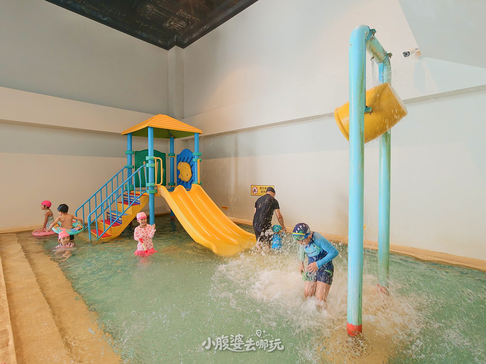 2026宜蘭礁溪親子飯店|品文旅礁溪 HOTEL PIN 開箱,房間就能泡湯、室內兒童戲水池、披薩DIY、迎賓點心+晚間點心、樹屋露營房一次看