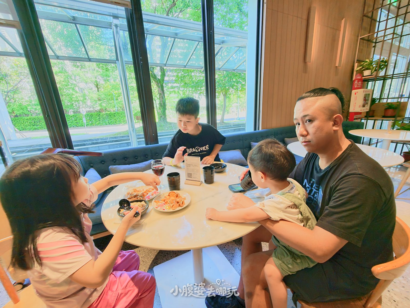 2026宜蘭礁溪親子飯店|品文旅礁溪 HOTEL PIN 開箱,房間就能泡湯、室內兒童戲水池、披薩DIY、迎賓點心+晚間點心、樹屋露營房一次看
