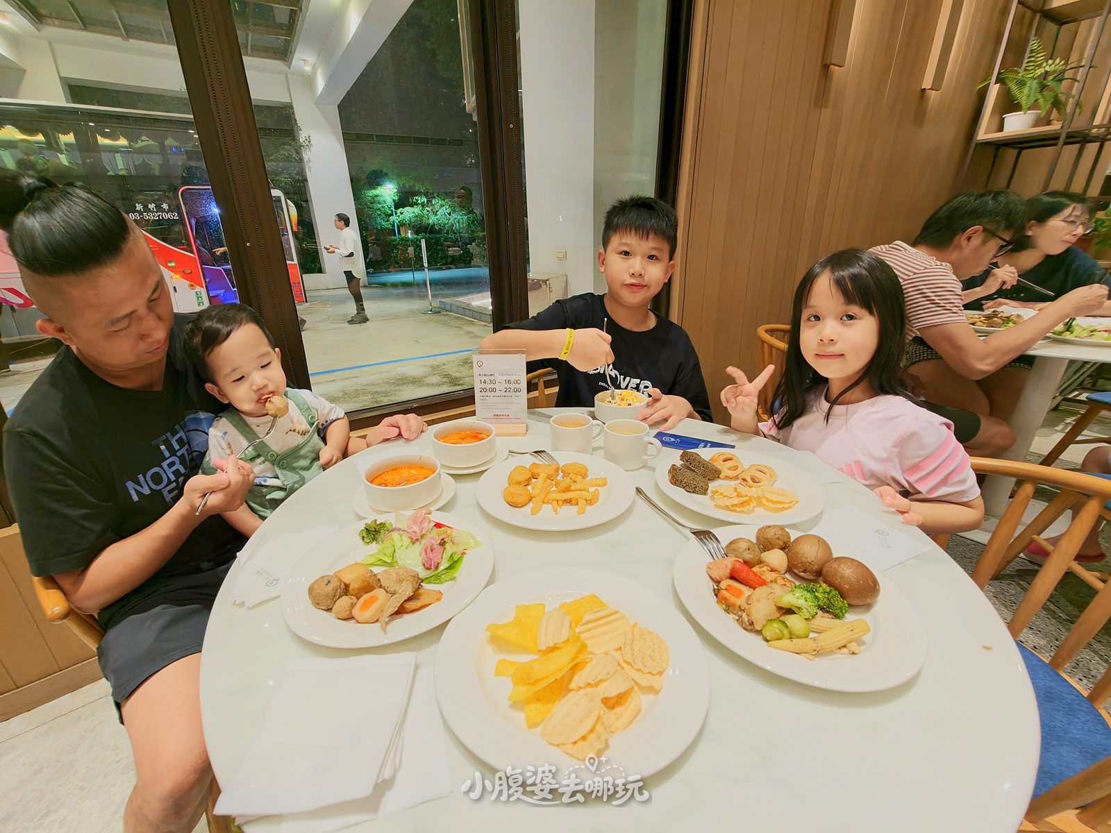 2026宜蘭礁溪親子飯店|品文旅礁溪 HOTEL PIN 開箱,房間就能泡湯、室內兒童戲水池、披薩DIY、迎賓點心+晚間點心、樹屋露營房一次看