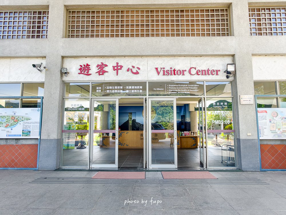 2026苗栗大湖免費親子景點｜雪霸國家公園汶水遊客中心，超大山林造景、山椒魚、台灣黑熊標本、木頭溜滑梯，雨天備案一次玩