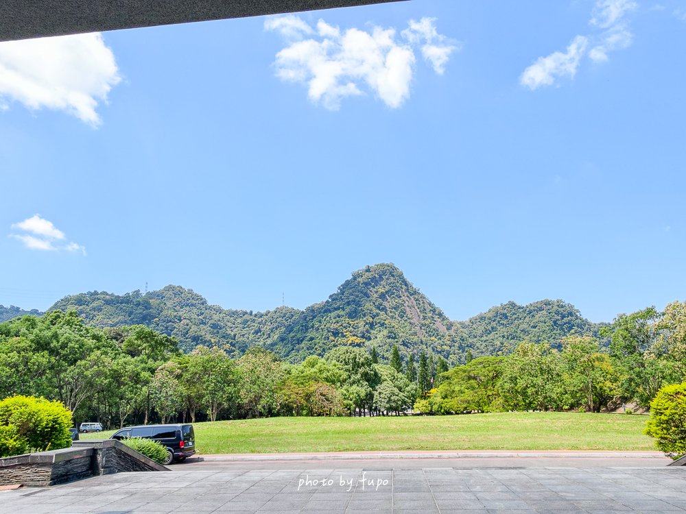 2026苗栗大湖免費親子景點｜雪霸國家公園汶水遊客中心，超大山林造景、山椒魚、台灣黑熊標本、木頭溜滑梯，雨天備案一次玩