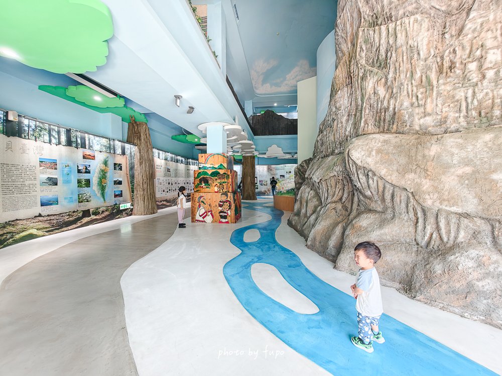 2026苗栗大湖免費親子景點｜雪霸國家公園汶水遊客中心，超大山林造景、山椒魚、台灣黑熊標本、木頭溜滑梯，雨天備案一次玩