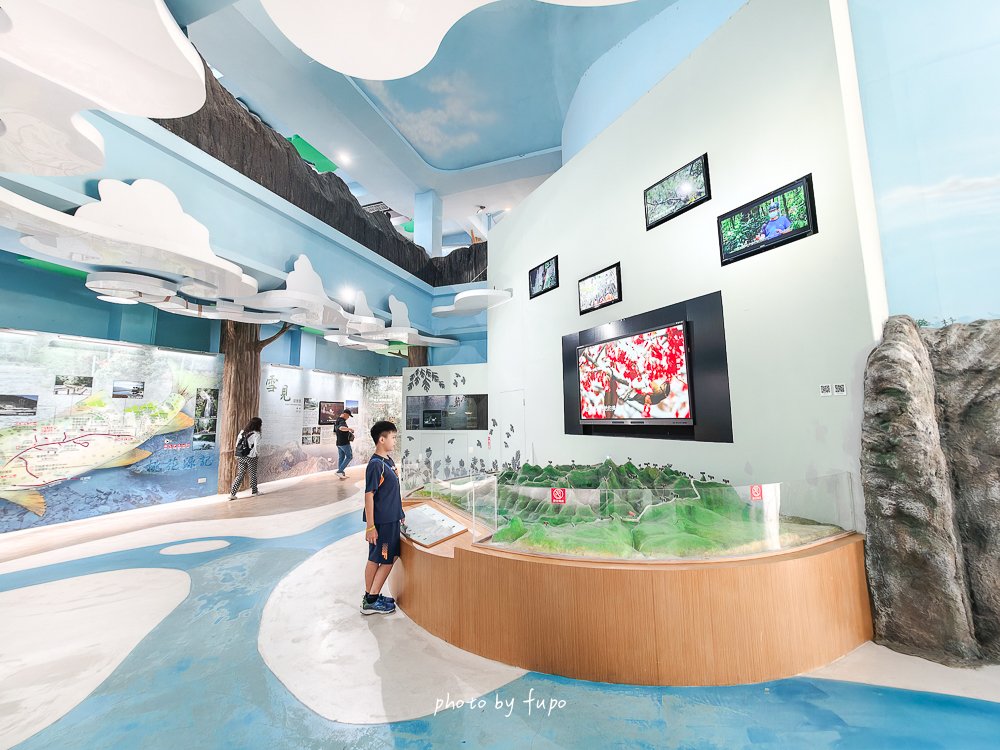 2026苗栗大湖免費親子景點｜雪霸國家公園汶水遊客中心，超大山林造景、山椒魚、台灣黑熊標本、木頭溜滑梯，雨天備案一次玩