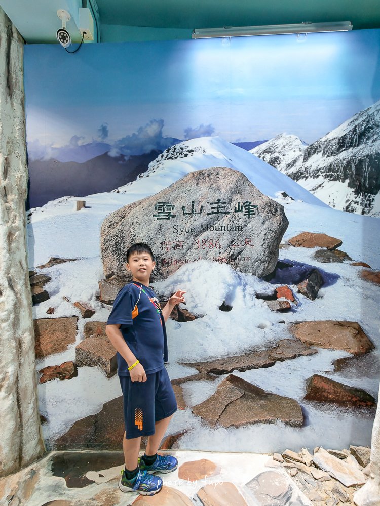 2026苗栗大湖免費親子景點｜雪霸國家公園汶水遊客中心，超大山林造景、山椒魚、台灣黑熊標本、木頭溜滑梯，雨天備案一次玩